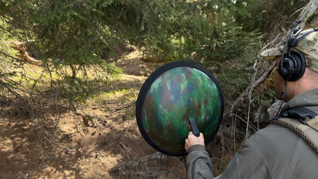 Nicolas Blanc écoute en forêt avec une parabole, utilisée pour isoler un son précis dans un soundscape plus large.