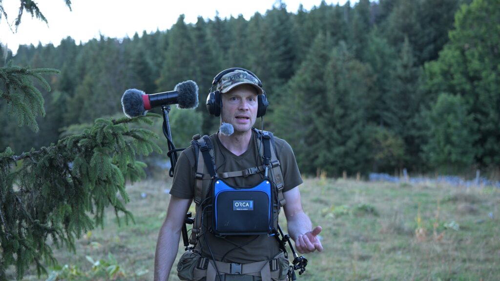 Nicolas Blanc porte le rig Hooter sur le terrain, avec le micro, le casque, le sac audio et les commandes accessibles pendant la marche.