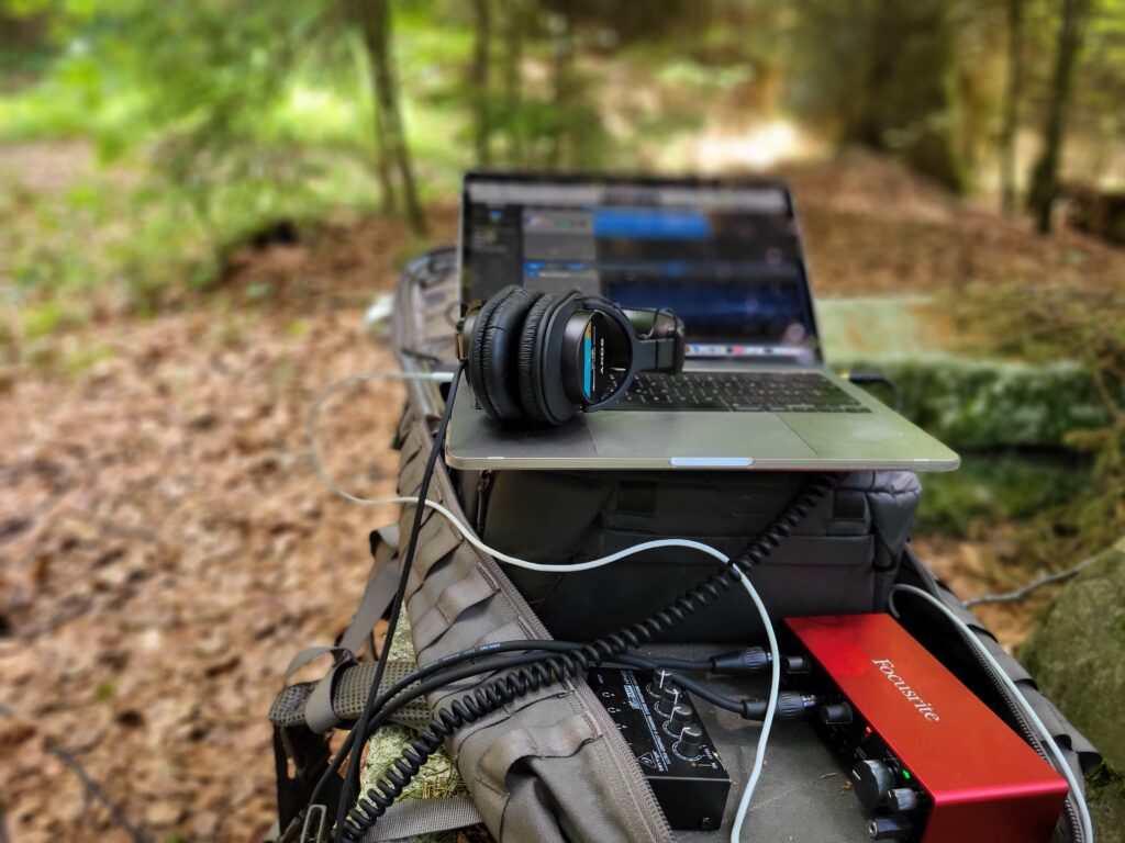 Chaîne audio de terrain en forêt